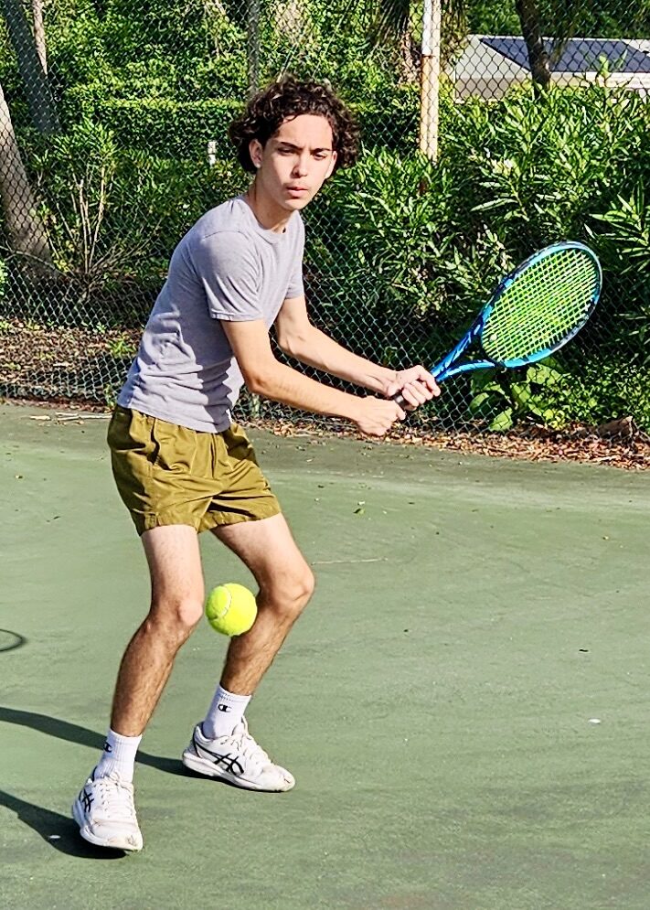 A player tracking the ball into a forehand.